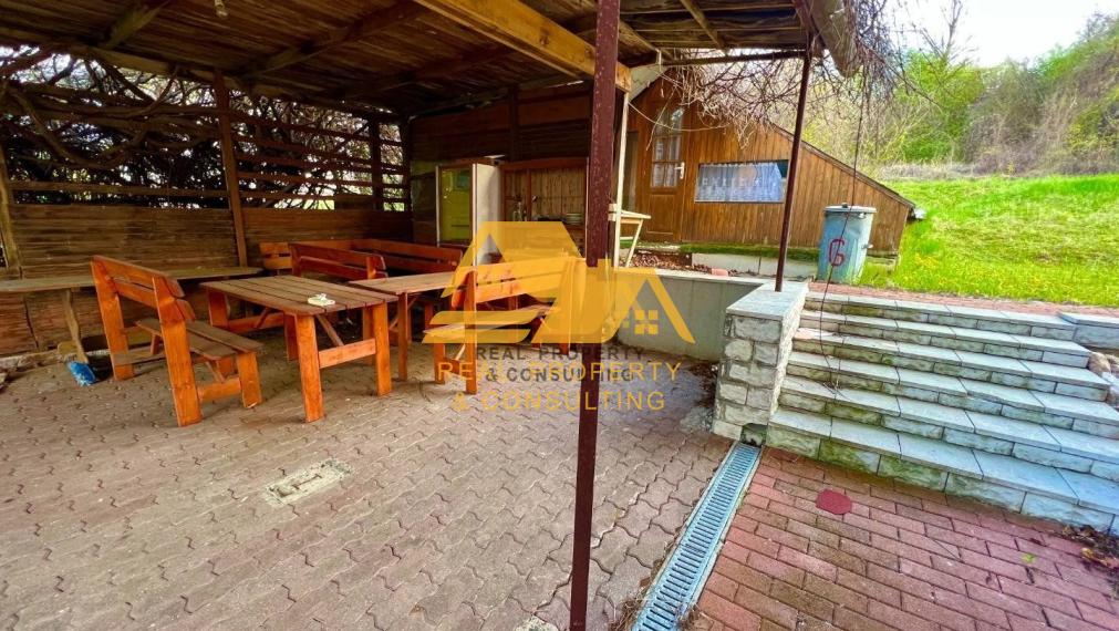 Predám rekreačnú chatu v obci Podhájska