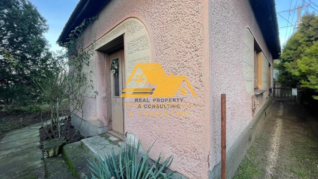 Predám rodinný dom s veľkým pozemkom v obci Imeľ