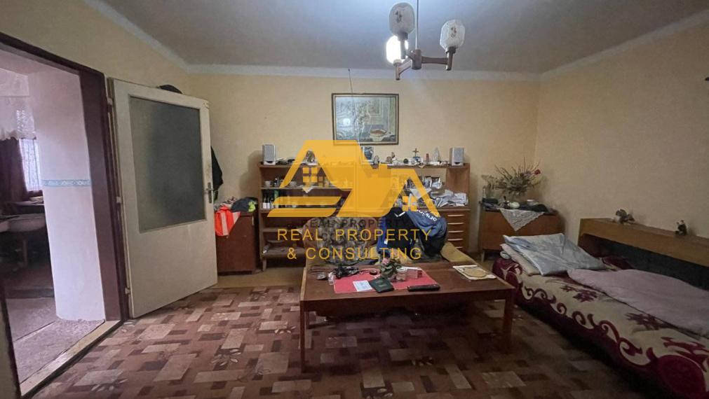 Predám rodinný dom s veľkým pozemkom v obci Imeľ