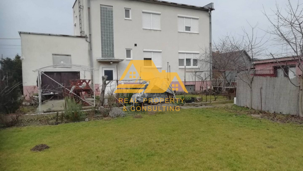Znížená cena! Predám rodinný dom s garážou v Nesvadoch