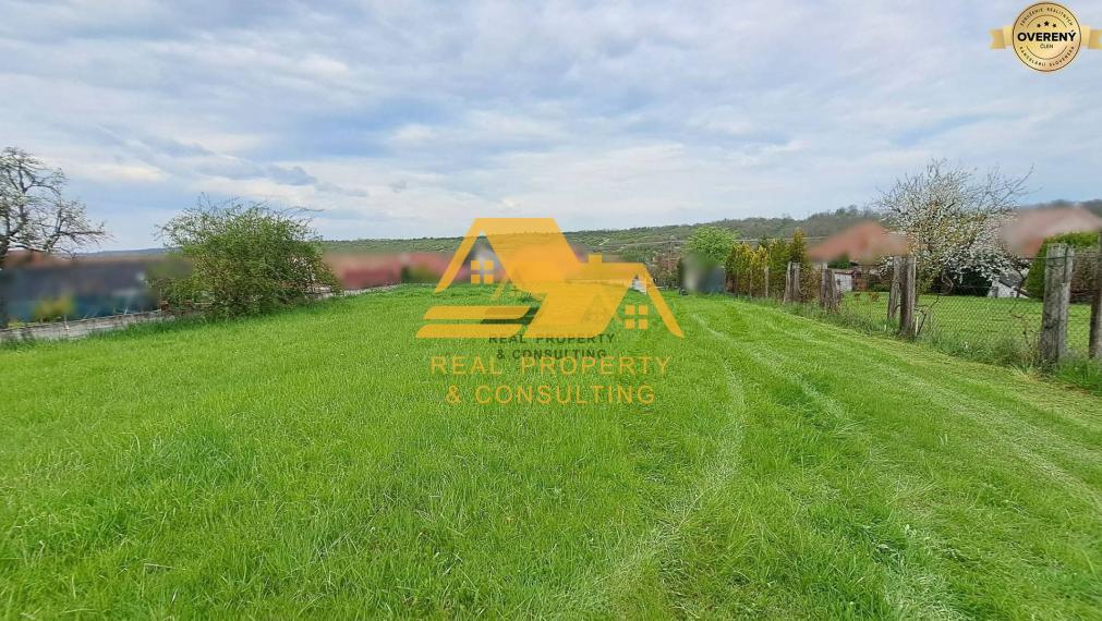 Predám stavebný pozemok v obci Trávnica