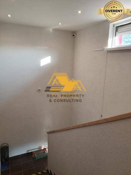 Predám podnikateľský objekt v Komjaticiach