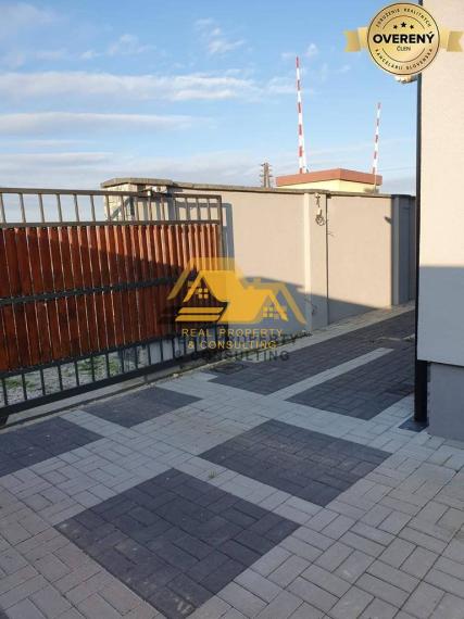 Predám podnikateľský objekt v Komjaticiach