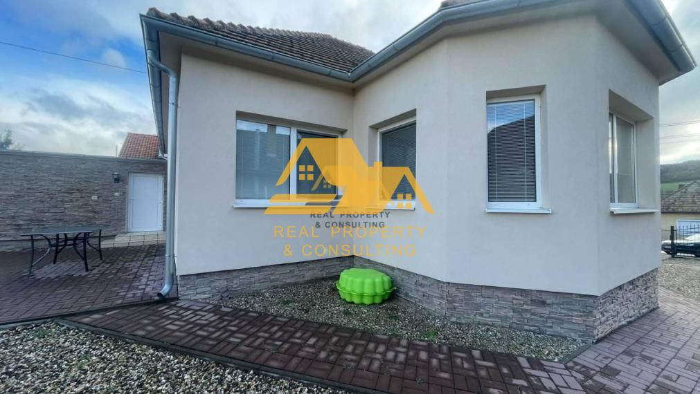 Predám zrekonštruovaný rodinný dom v obci Podhájska