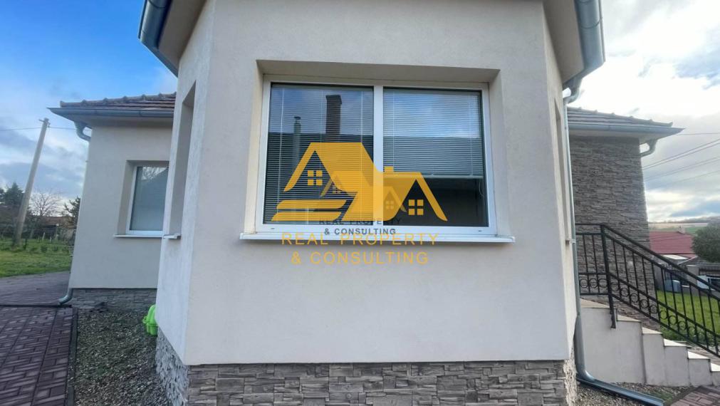 Predám zrekonštruovaný rodinný dom v obci Podhájska