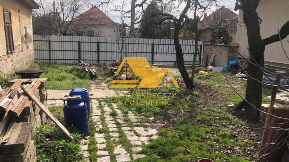 Predám pozemok so starým domom v obci Komoča