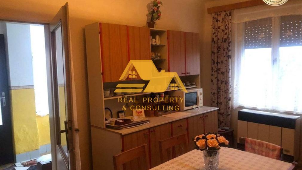 Predám rodinný dom s pozemkom v obci Bešeňov