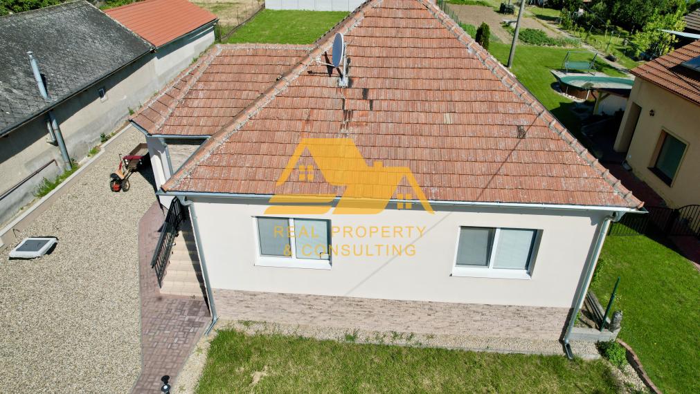 Predám zrekonštruovaný rodinný dom v obci Podhájska