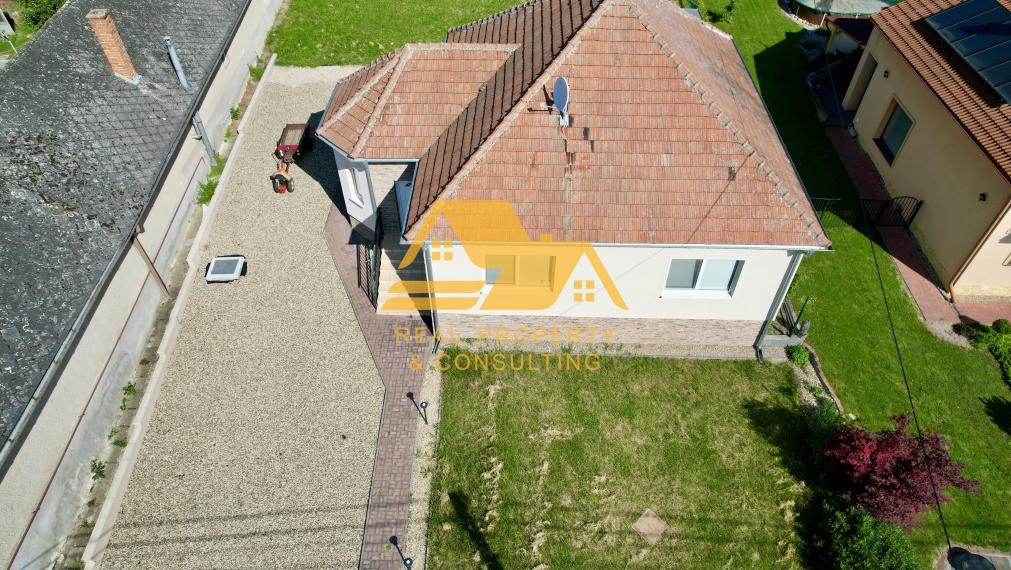 Predám zrekonštruovaný rodinný dom v obci Podhájska