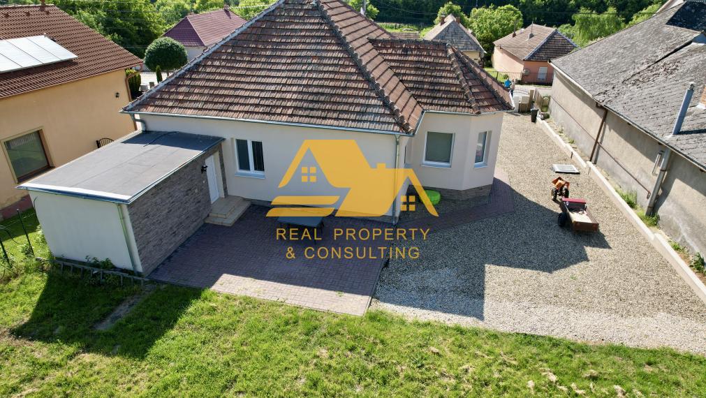 Predám zrekonštruovaný rodinný dom v obci Podhájska