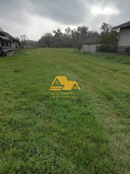 Predám veľký pozemok v obci Vrbová nad Váhom