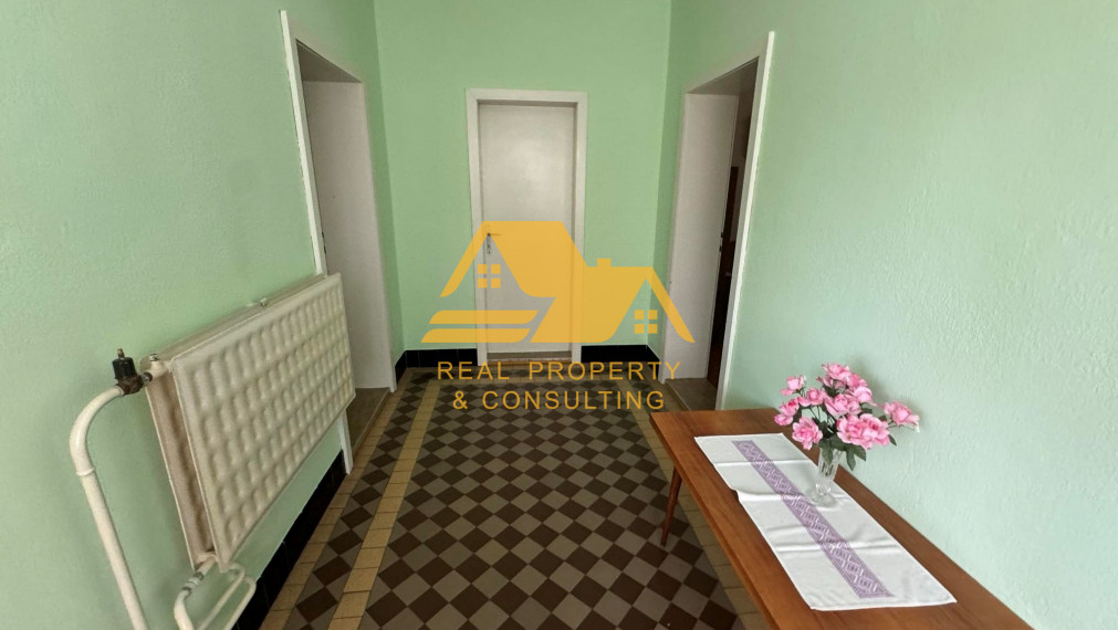 Predám dom s garážou a veľkým pozemkom v Radave