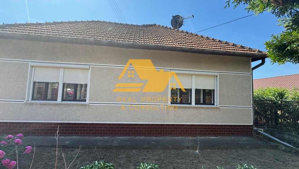 Predám dom s garážou a veľkým pozemkom v Radave