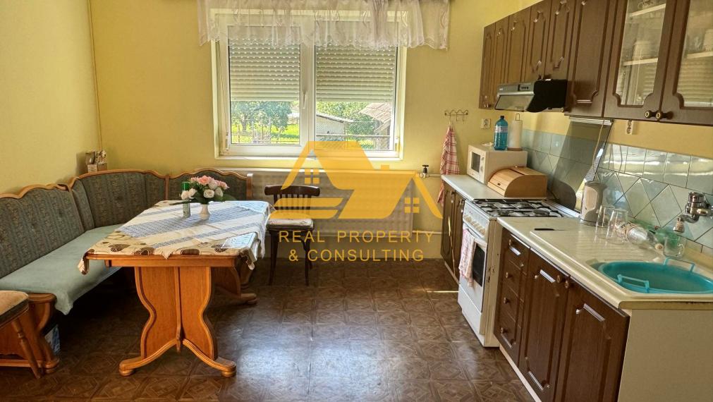 Predám dom s garážou a veľkým pozemkom v Radave