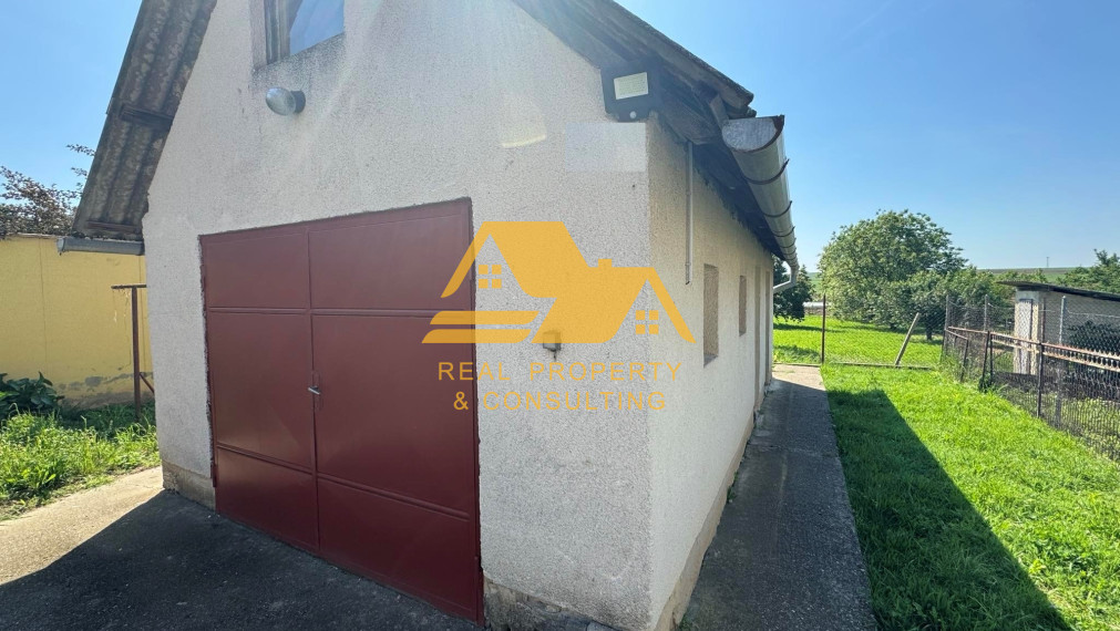 Predám dom s garážou a veľkým pozemkom v Radave