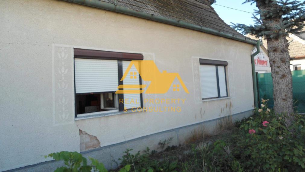 Predám pozemok so starým domom v obci Zemné