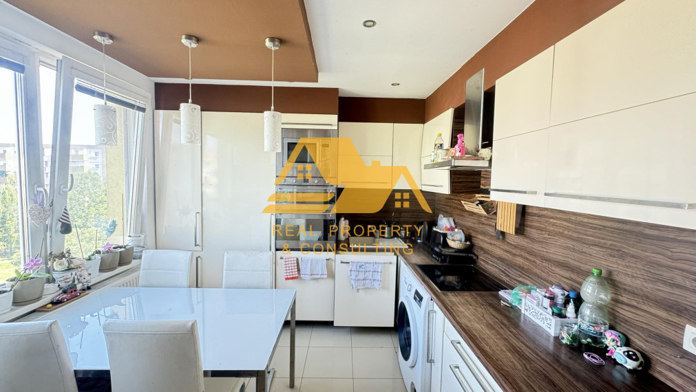 Exkluzívne!Predám 3 izbový byt s 2 balkónmi v Nových Zámkoch