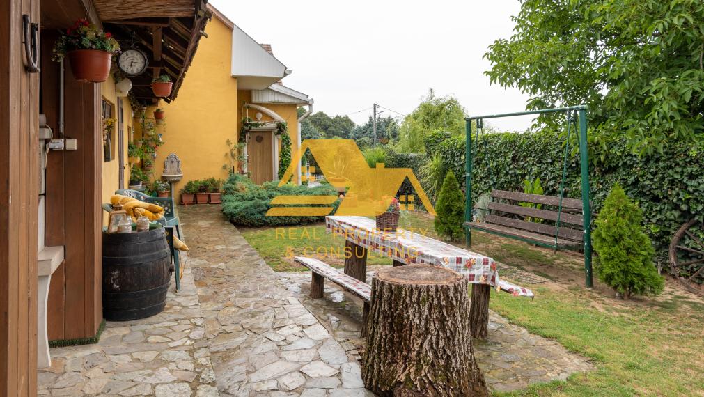 Exkluzívne! Predám apartmánový dom v obci Podhájska