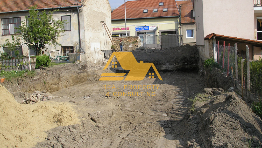 Predám polyfunkčnú budovu v Nových Zámkoch