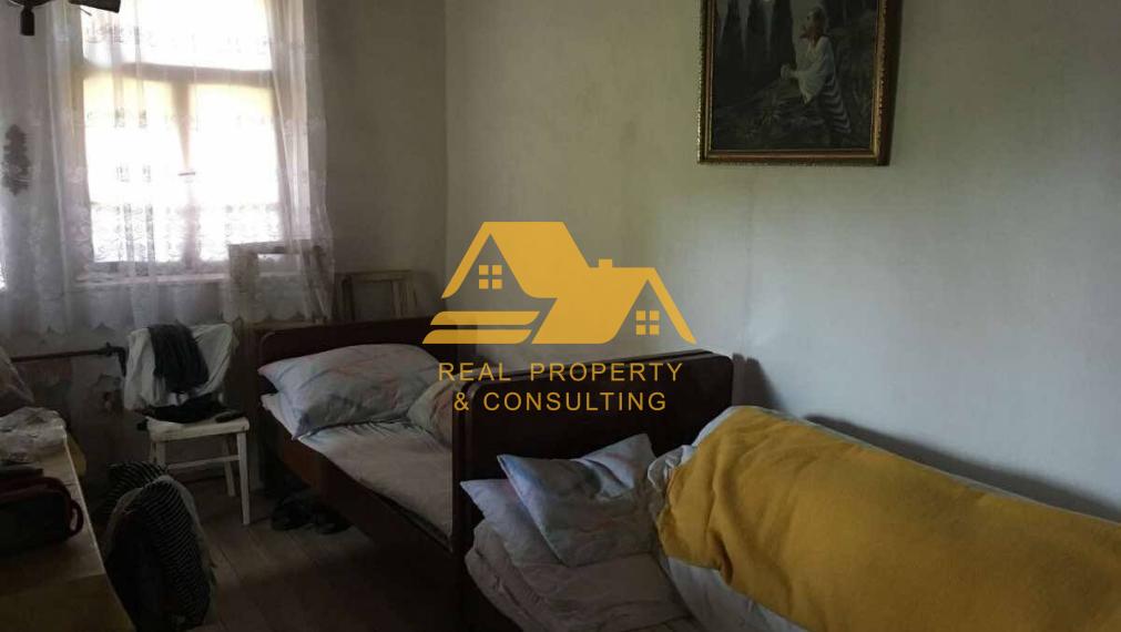 Predám dom s veľkým pozemkom v obci Černík