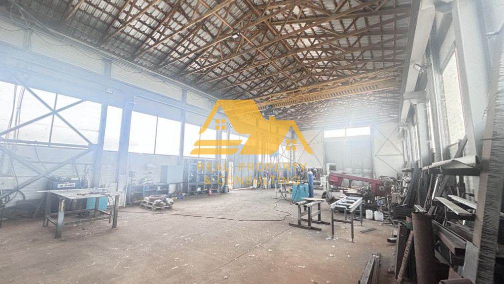 Predám priemyselný areál s 2 výrobnými halami v obci Zemné