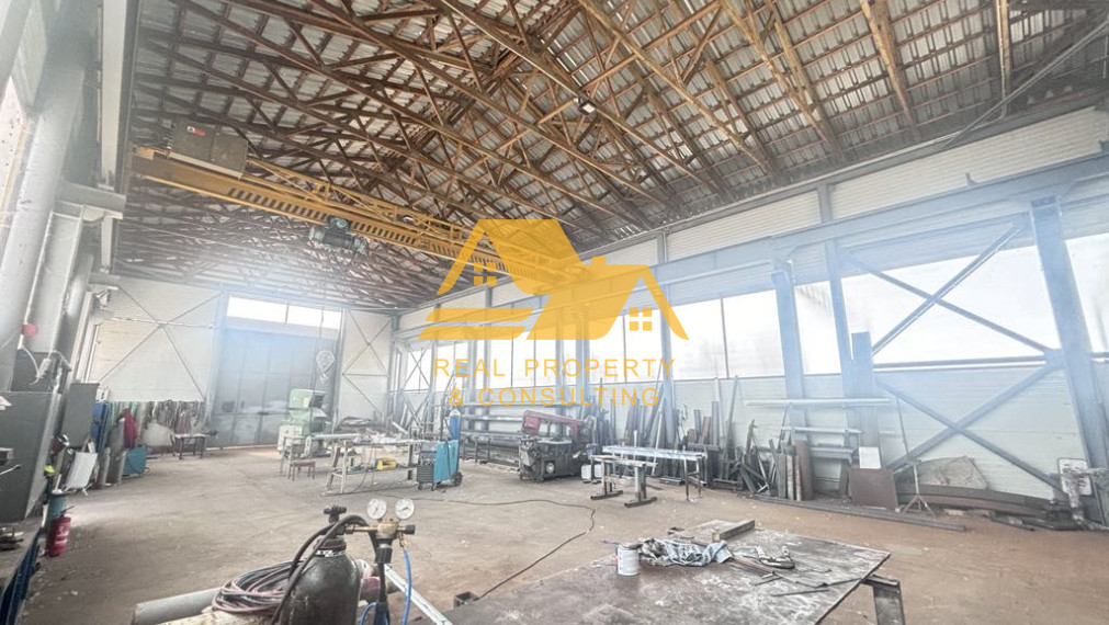 Predám priemyselný areál s 2 výrobnými halami v obci Zemné