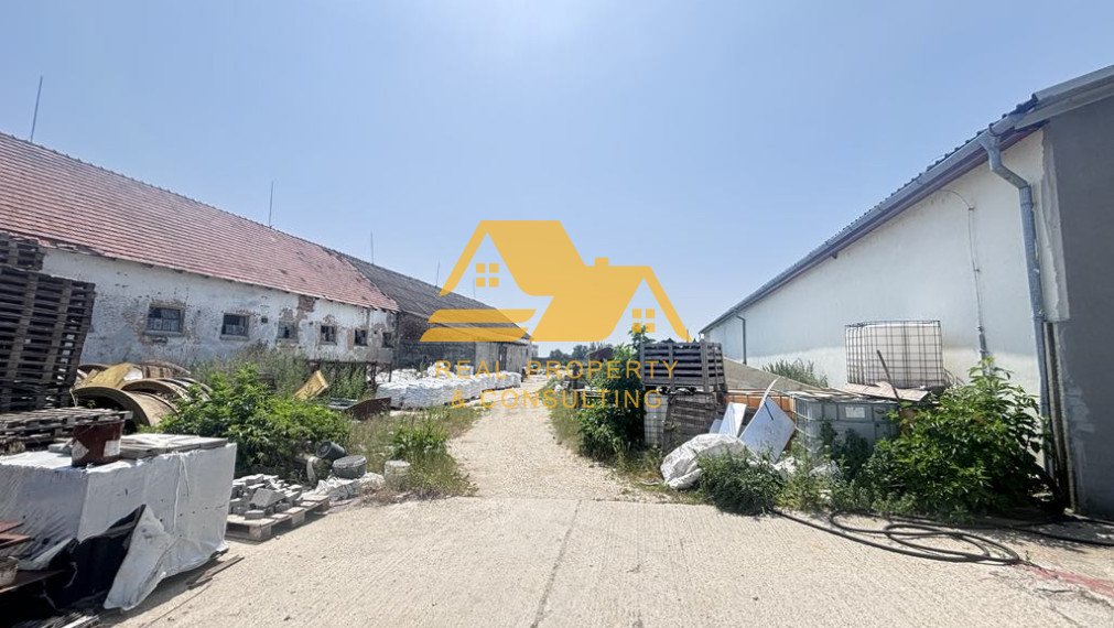 Predám priemyselný areál s 2 výrobnými halami v obci Zemné