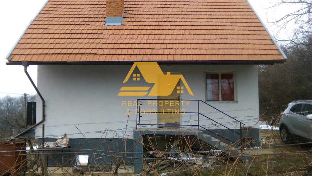 Predám poschodovú chatu v obci Jelenec