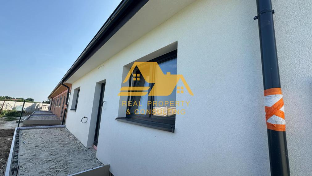 Predám novostavbu v radovej zástavbe v obci Selice