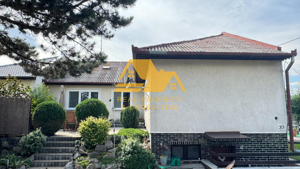 Predám rodinný dom s garážou v tichej lokalite vo Dvoroch nad Žitavou