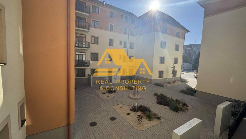 Exkluzívne! Prenajmem garsónku s terasou v Nových Zámkoch