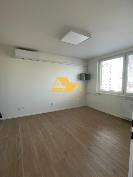 Prenajmem 1 izbový byt na Nábrežnej ulici v Nových Zámkoch