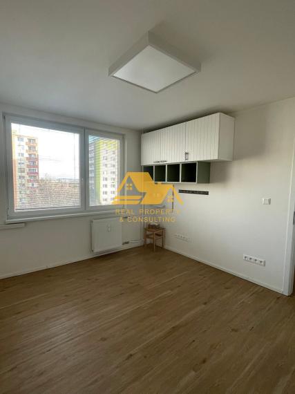 Prenajmem 1 izbový byt na Nábrežnej ulici v Nových Zámkoch