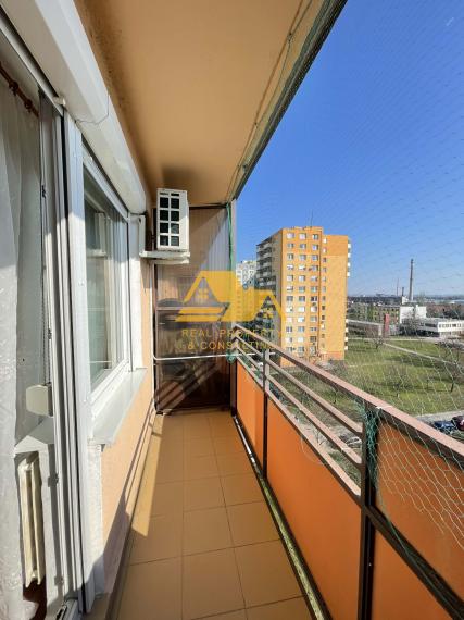 Prenajmem 1 izbový byt s 2 balkónmi v Nových Zámkoch