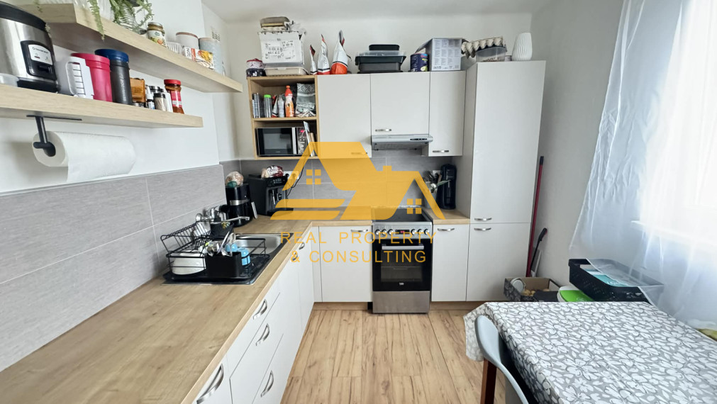 Znížena cena! Predám 2 izbový byt s balkónom v Nových Zámkoch