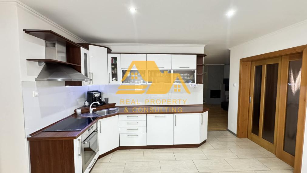 Predám pekný rodinný dom s garážou v obci Bánov