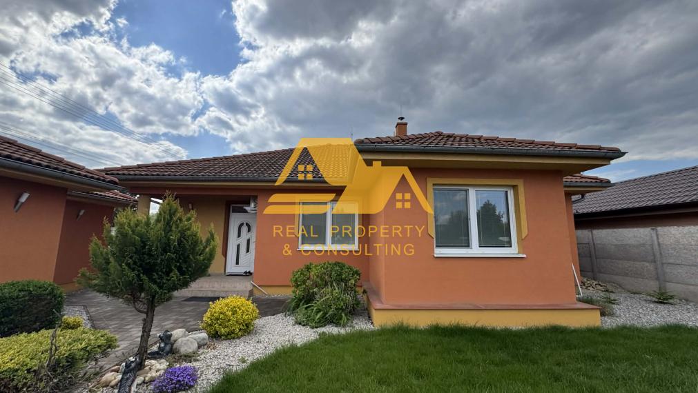 Predám pekný rodinný dom s garážou v obci Bánov