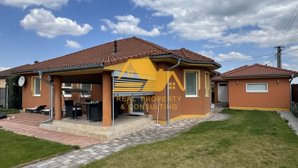 Predám pekný rodinný dom s garážou v obci Bánov