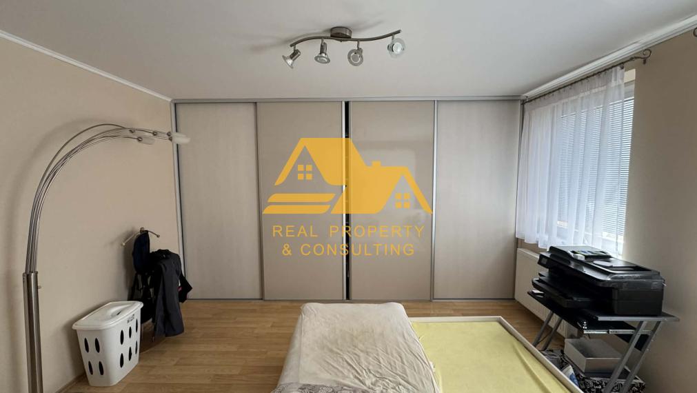 Predám pekný rodinný dom s garážou v obci Bánov