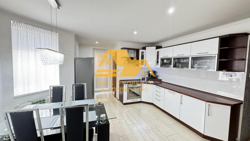 Predám pekný rodinný dom s garážou v obci Bánov