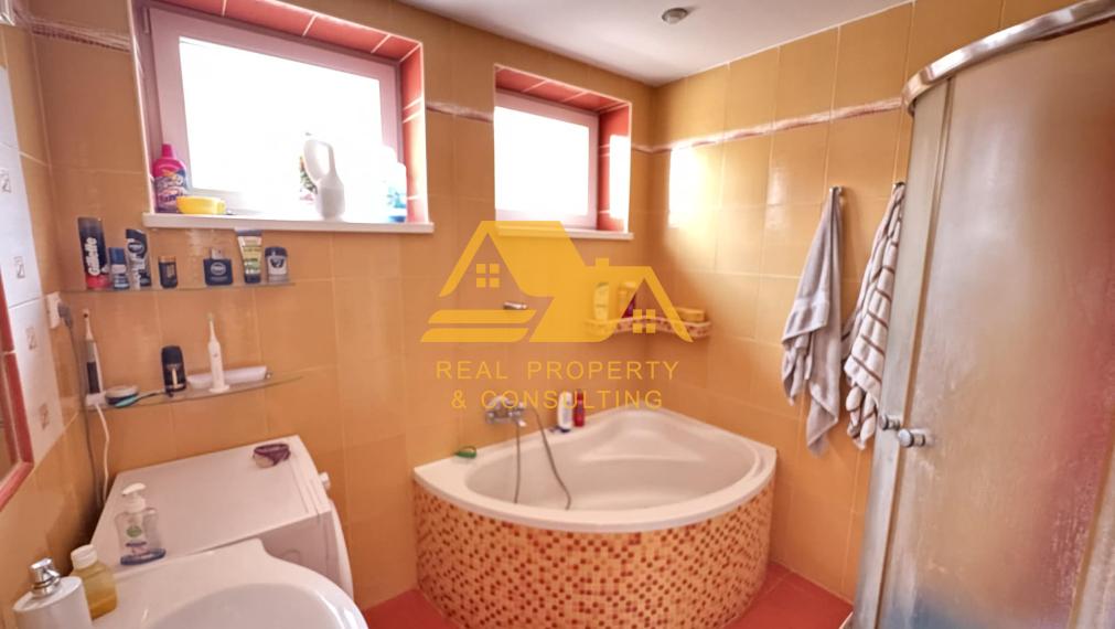 Predám pekný rodinný dom s garážou v obci Bánov