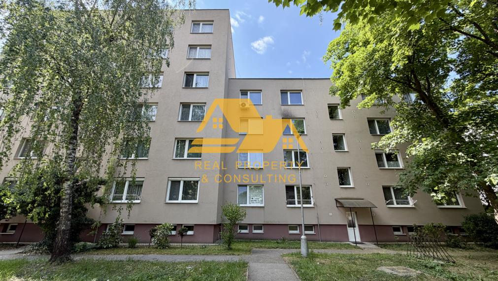 Predám veľký 3 izbový byt v centre Nových Zámkov