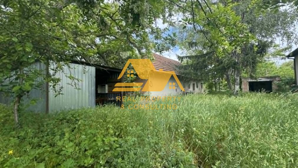 Exkluzívne! Predám rovinatý stavebný pozemok v centre obce Andovce