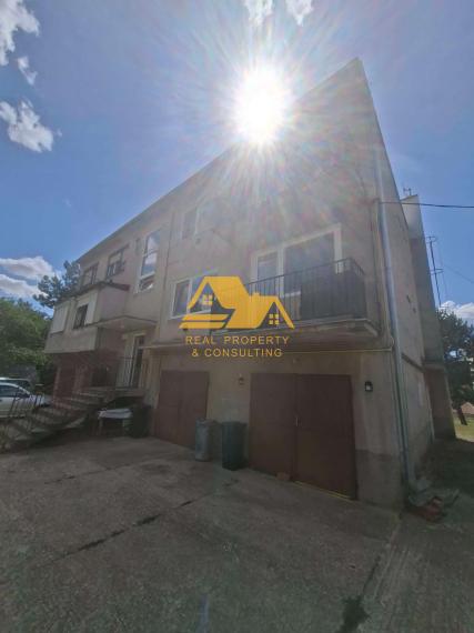 Predám 3 izbový byt s balkónom a garážou v obci Čechy