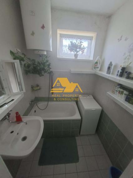 Predám 3 izbový byt s balkónom a garážou v obci Čechy