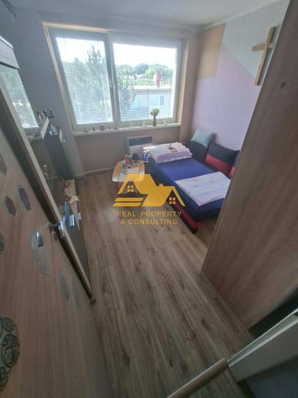 Predám 3 izbový byt s balkónom a garážou v obci Čechy