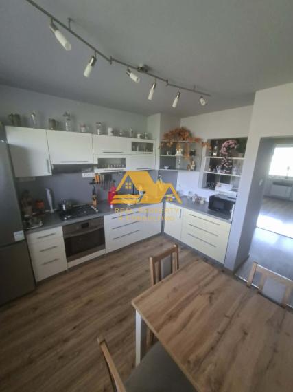 Predám 3 izbový byt s balkónom a garážou v obci Čechy