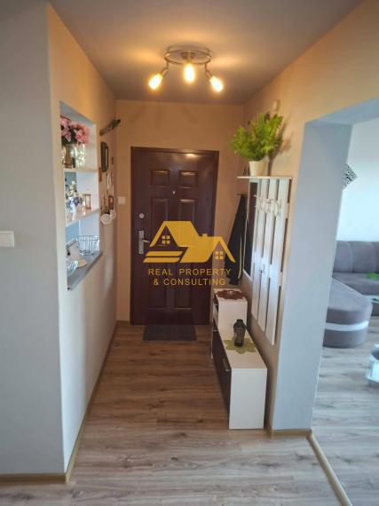Predám 3 izbový byt s balkónom a garážou v obci Čechy