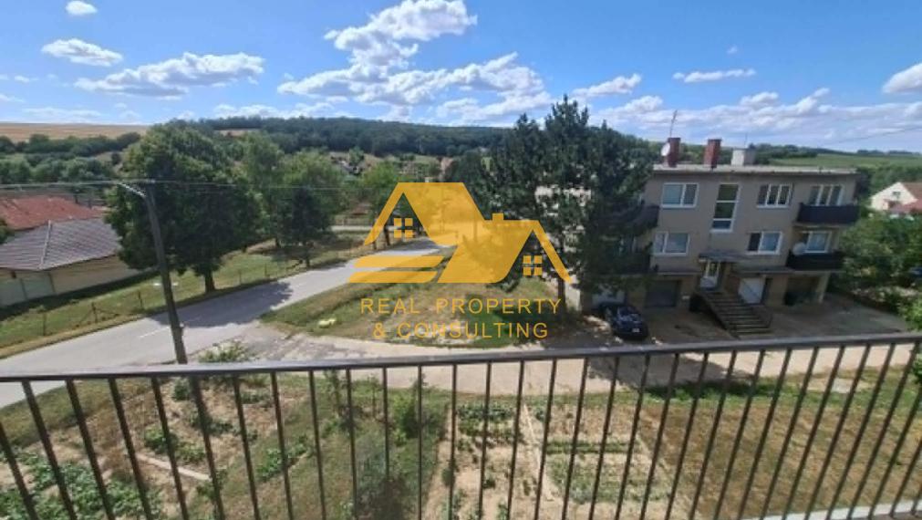 Predám 3 izbový byt s balkónom a garážou v obci Čechy