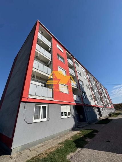 Exkluzívne! Predám 3 izbový byt s loggiou v obci Bajč